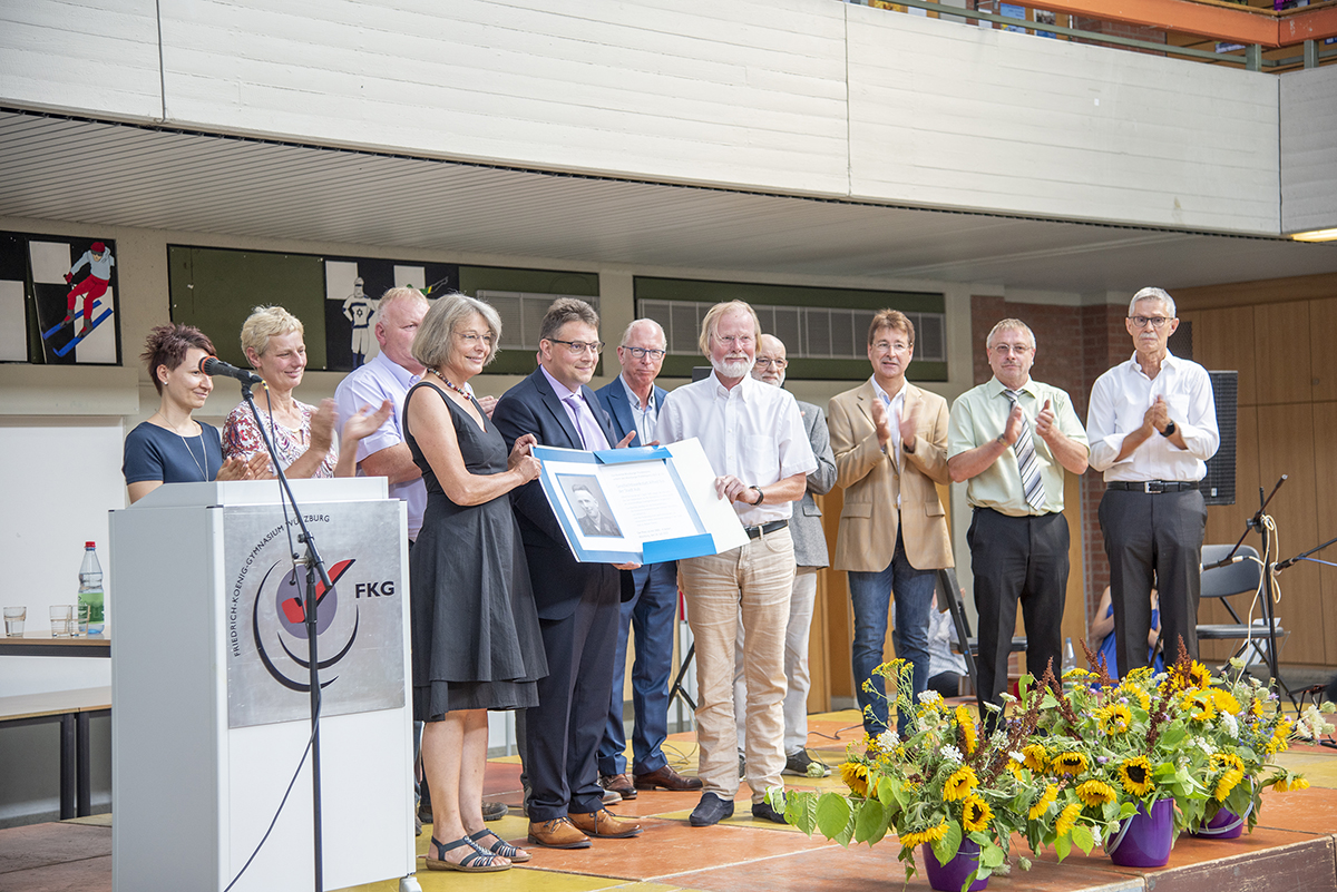 Roman Menth, 1. Bürgermeister der Stadt Aub, und die Mitglieder der Geschichtswerkstatt erhalten die Urkunde von Maria Leitner und Dr. Armin Meisterernst, Friedenspreis-Komitee (Foto: Inline).