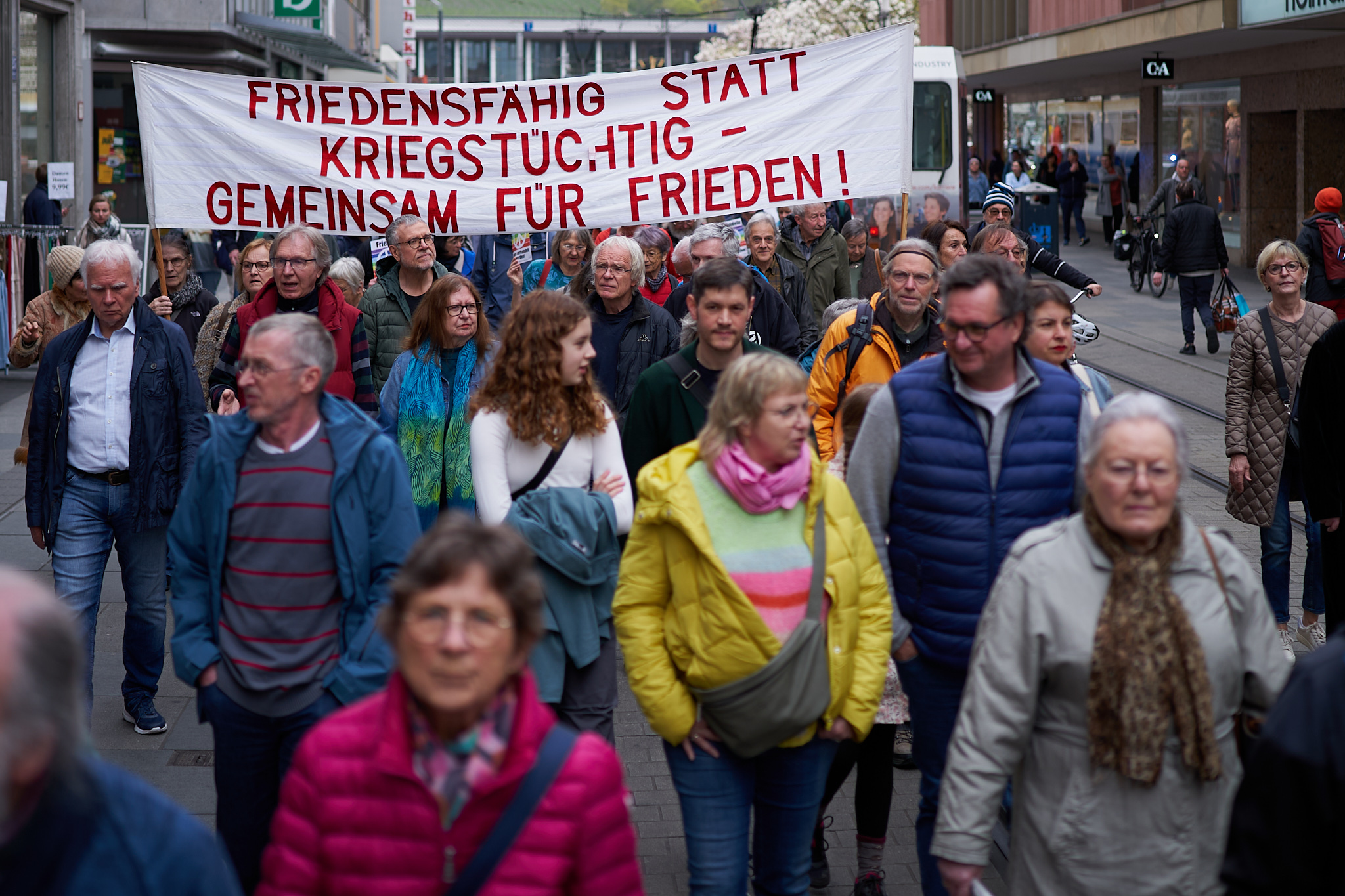 300 Teilnehmende beim Würzburger Ostermarsch 2024